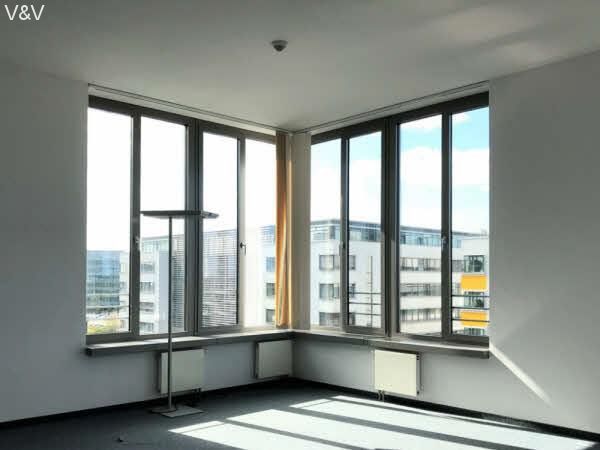 Modernes Bürogebäude im Helfmann Park Eschborn