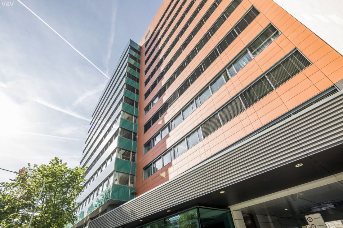 Moderne Büroflächen mit Skylineblick
