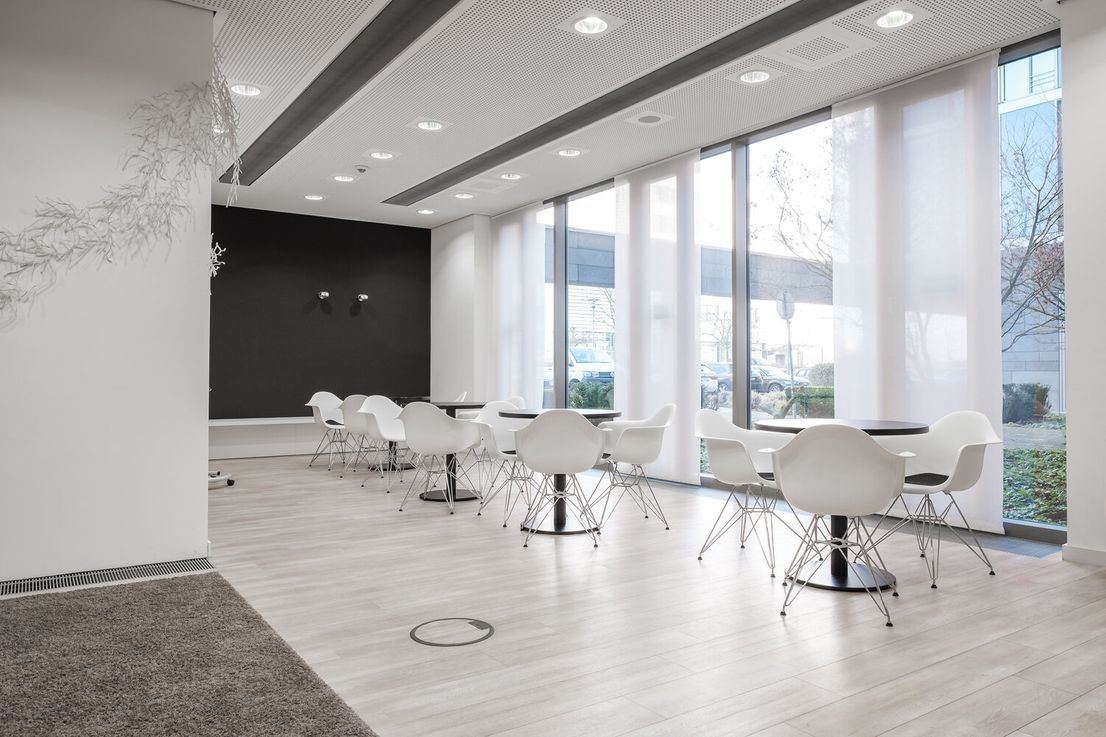 Modernes Bürogebäude im Helfmann Park Eschborn