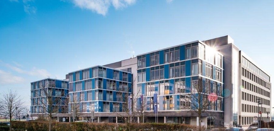 Modernes Bürogebäude im Helfmann Park Eschborn