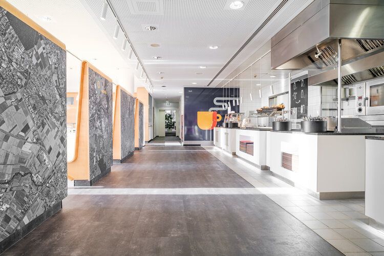 Modernes Bürogebäude im Helfmann Park Eschborn