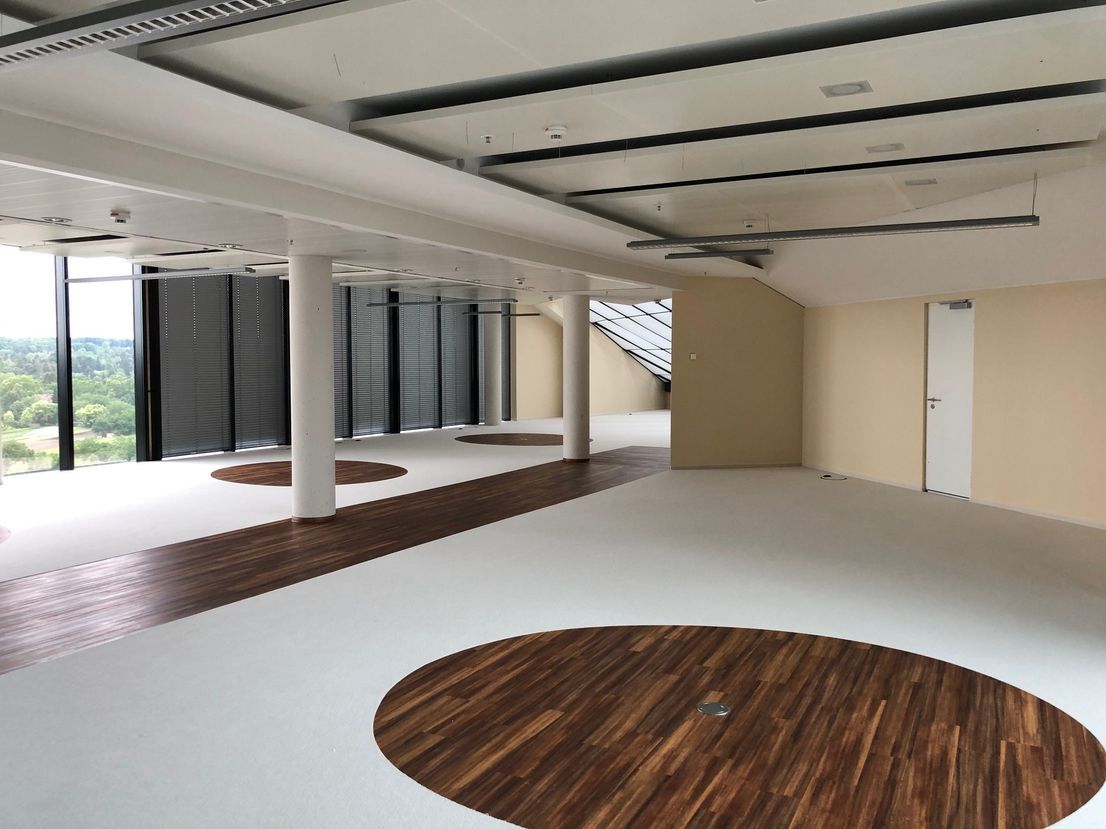 Modernes Büroensemble in Mainnähe