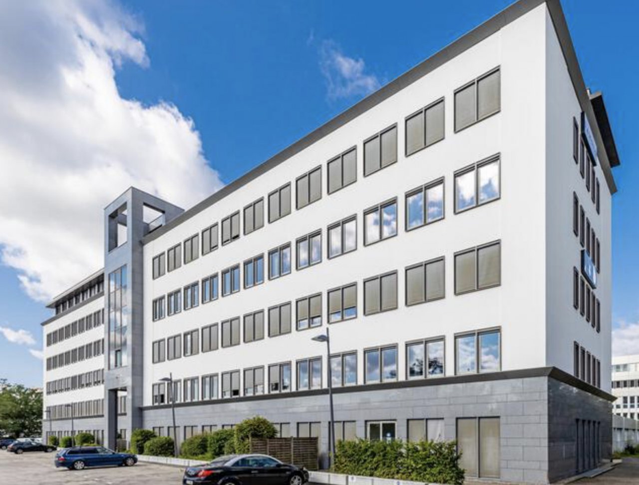 Modernisiertes Bürogebäude mit hoher Visibilität