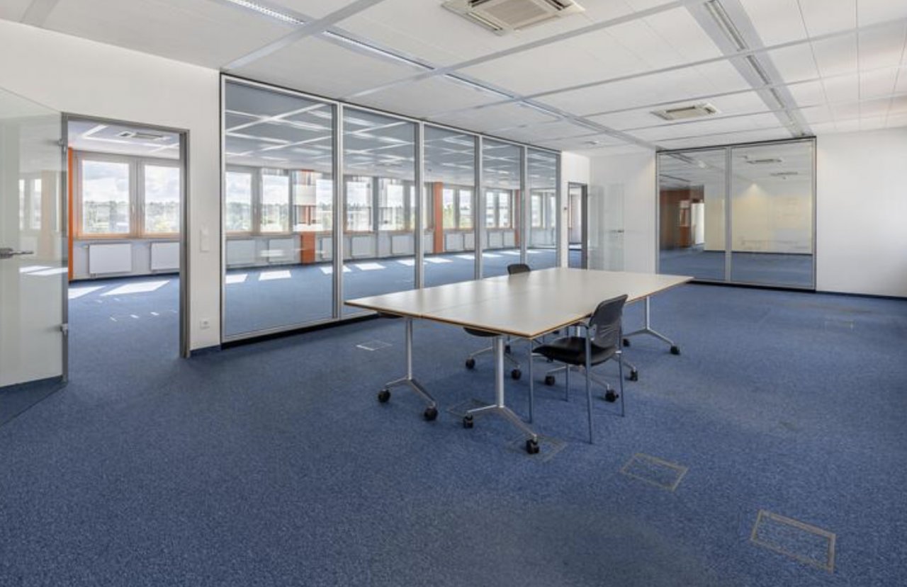 Modernisiertes Bürogebäude mit hoher Visibilität