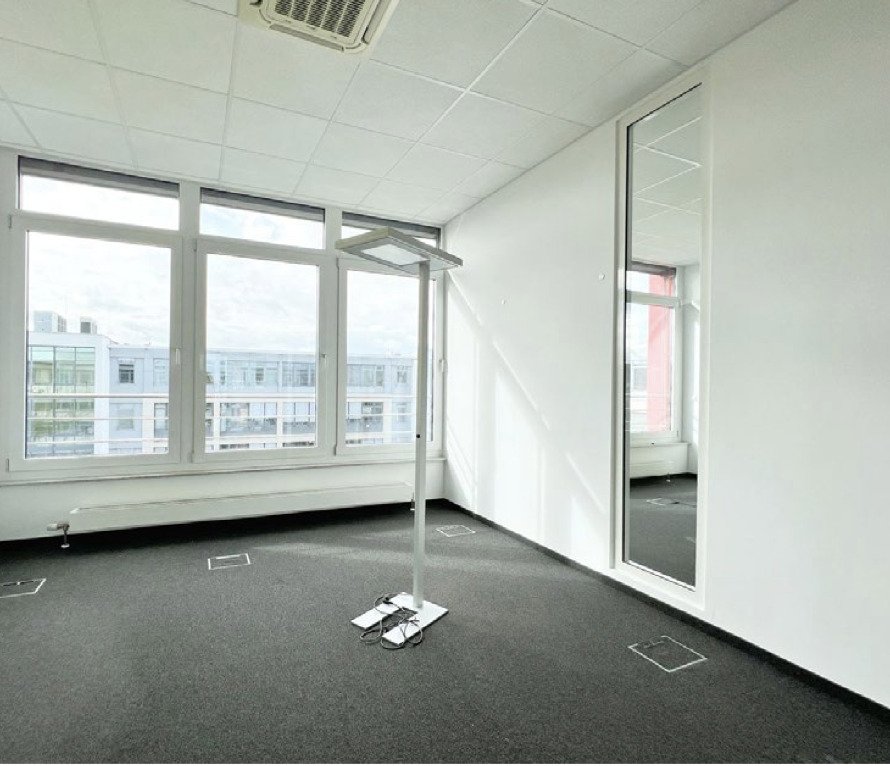 Modernes Bürohaus mit repräsentativen Außenflächen