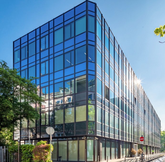 Modernes Bürogebäude mit ansprechender Glasfassade in Top Lage