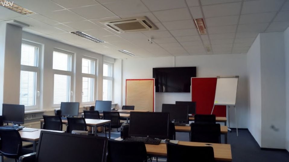 Modernes Logistikcenter in der Cargo City Süd