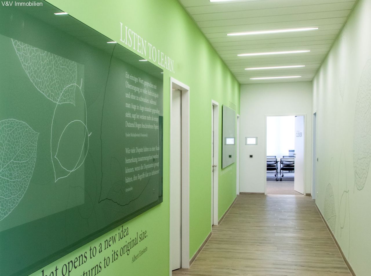 Modernes Büroensemble mit begrünten Außenanlagen