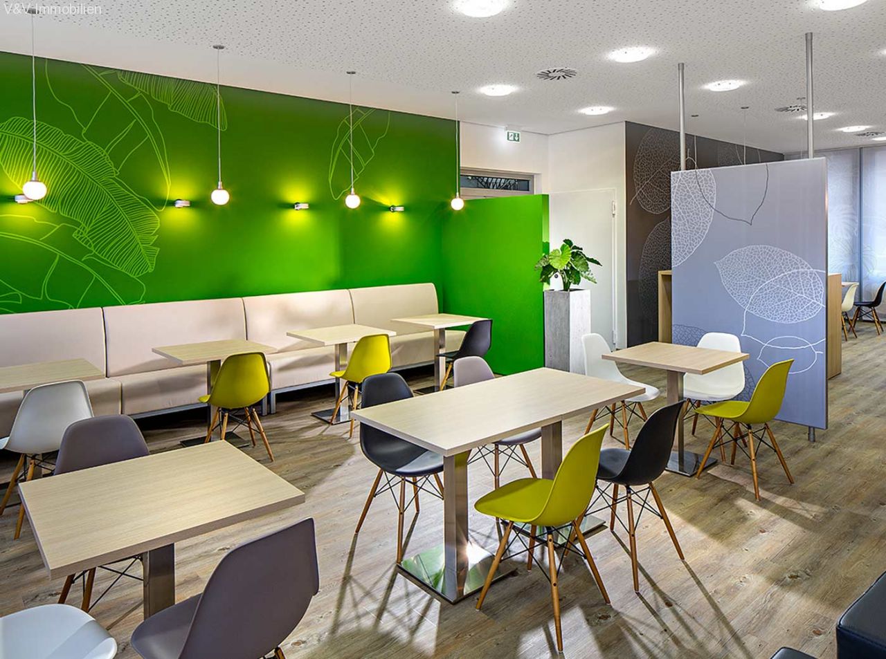 Modernes Büroensemble mit begrünten Außenanlagen