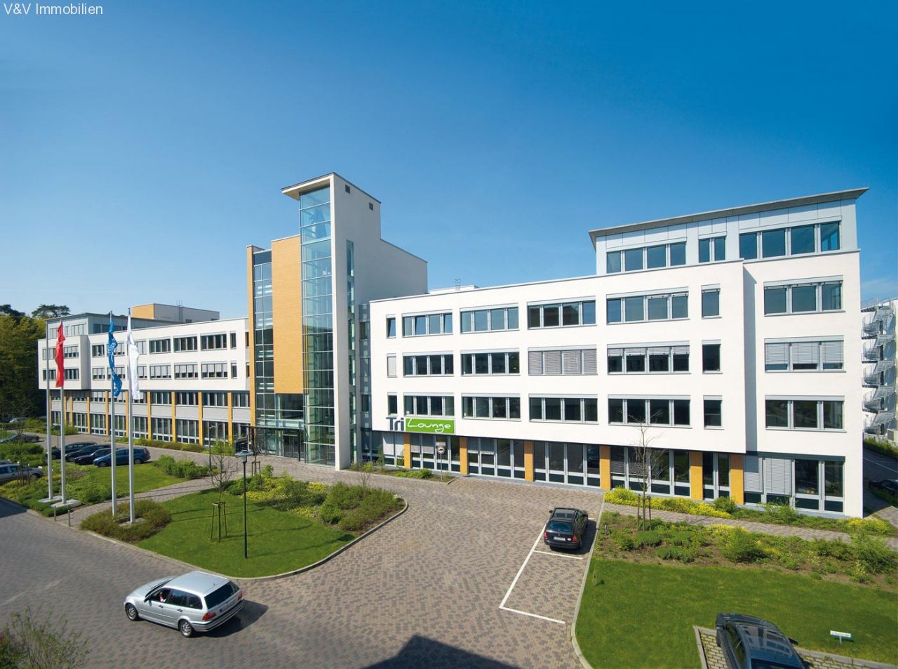 Modernes Büroensemble mit begrünten Außenanlagen
