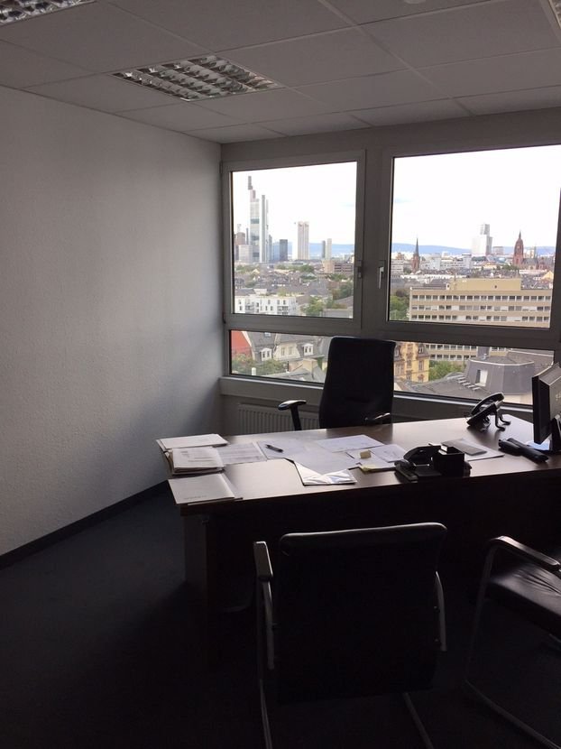 Moderne Büroflächen mit Skylineblick