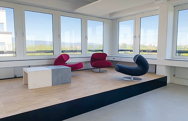 Modernisiertes Bürohaus im grünen Umfeld
