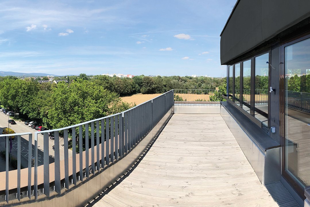 Modernisiertes Bürohaus im grünen Umfeld
