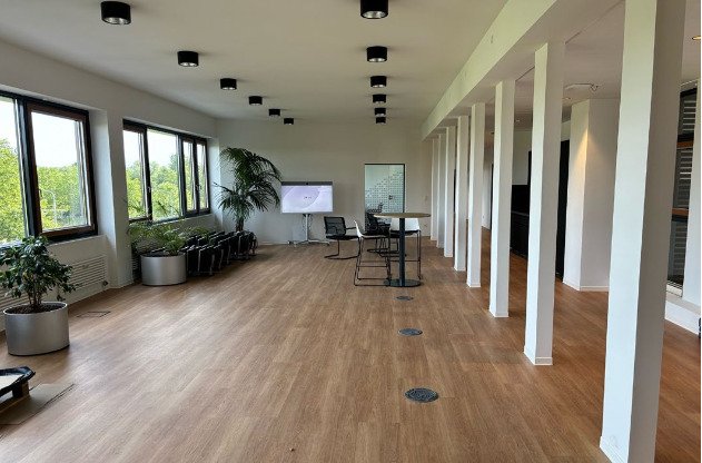 Moderne Büroflächen mit Skyline-Blick