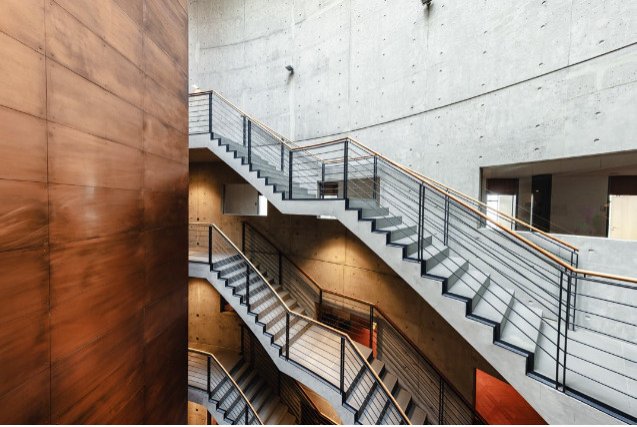 Moderne Büroflächen mit Skyline-Blick