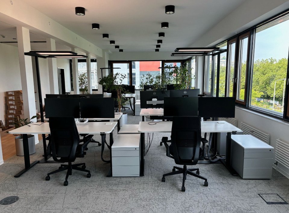 Moderne Büroflächen mit Skyline-Blick