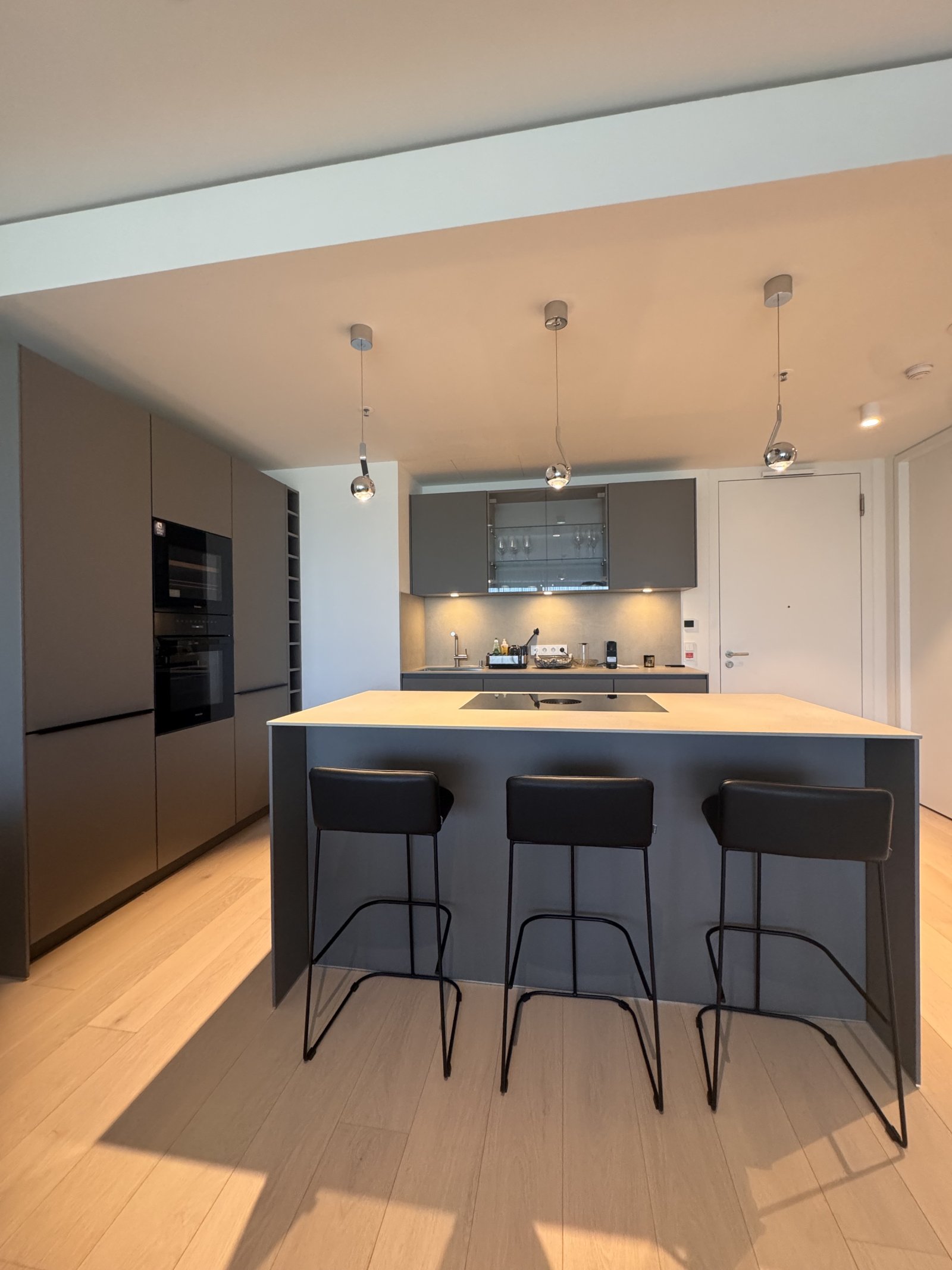 Exklusive 2-Zimmer-Wohnung im 27. Obergeschoss – voll möbliert mit Skyline-Blick