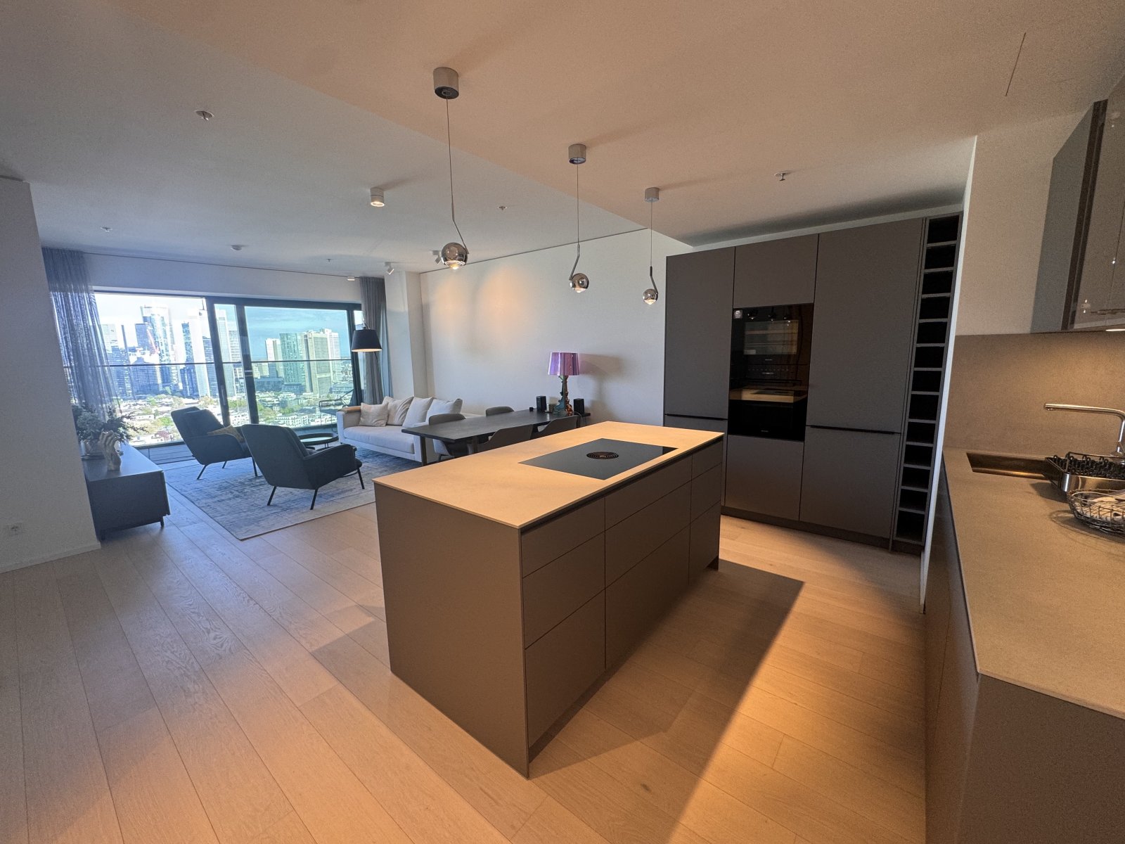 Exklusive 2-Zimmer-Wohnung im 27. Obergeschoss – voll möbliert mit Skyline-Blick