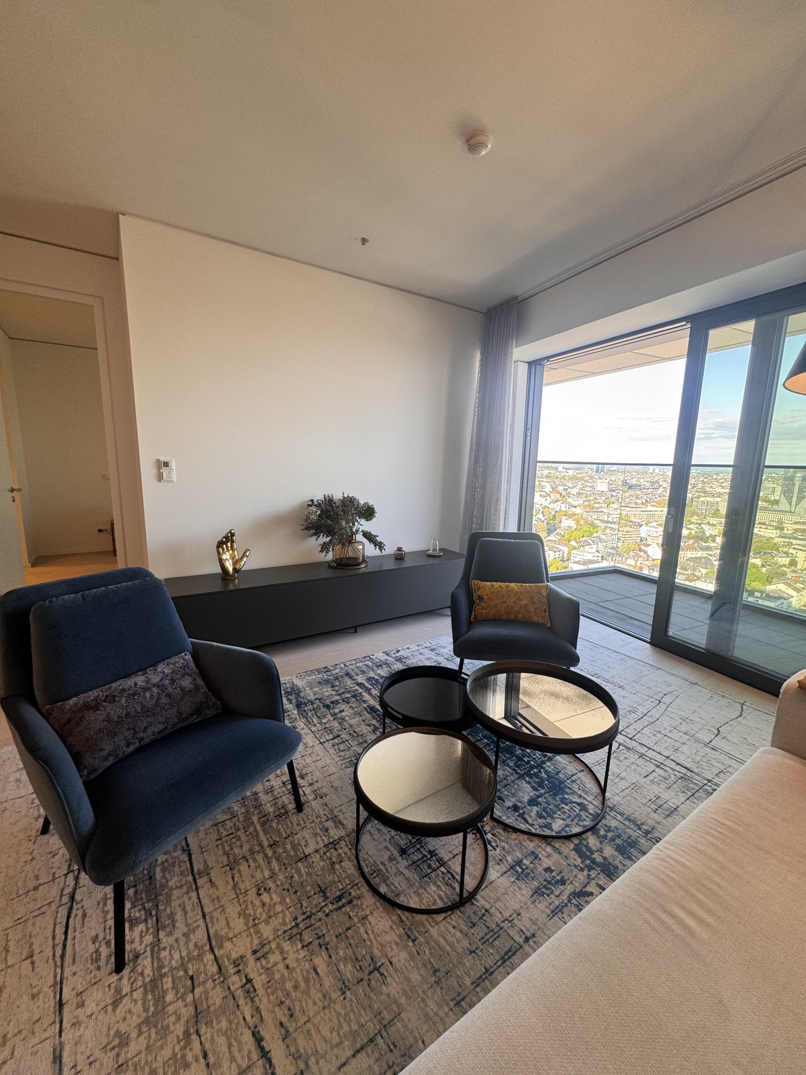 Exklusive 2-Zimmer-Wohnung im 27. Obergeschoss – voll möbliert mit Skyline-Blick