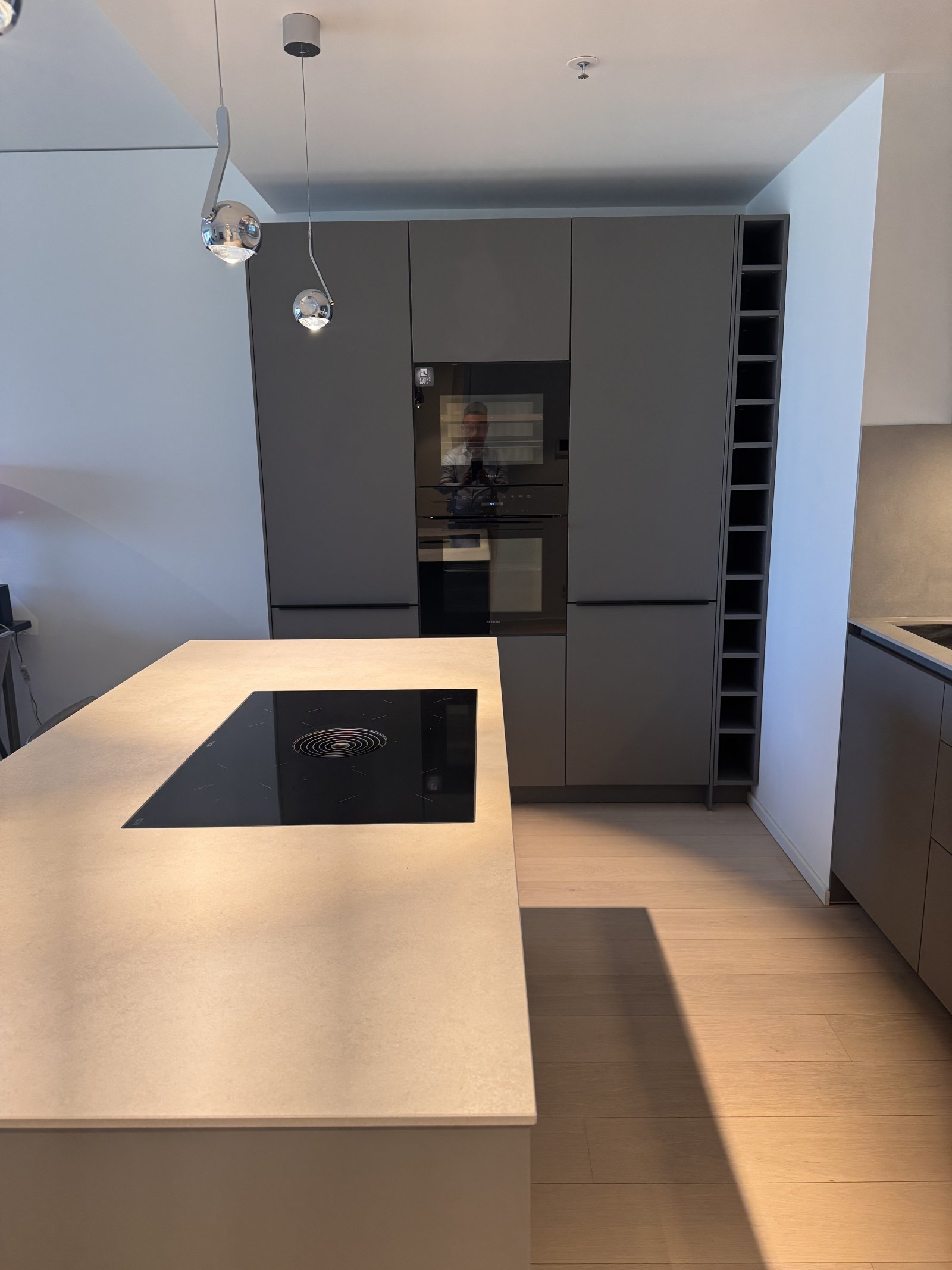 Exklusive 2-Zimmer-Wohnung im 27. Obergeschoss – voll möbliert mit Skyline-Blick