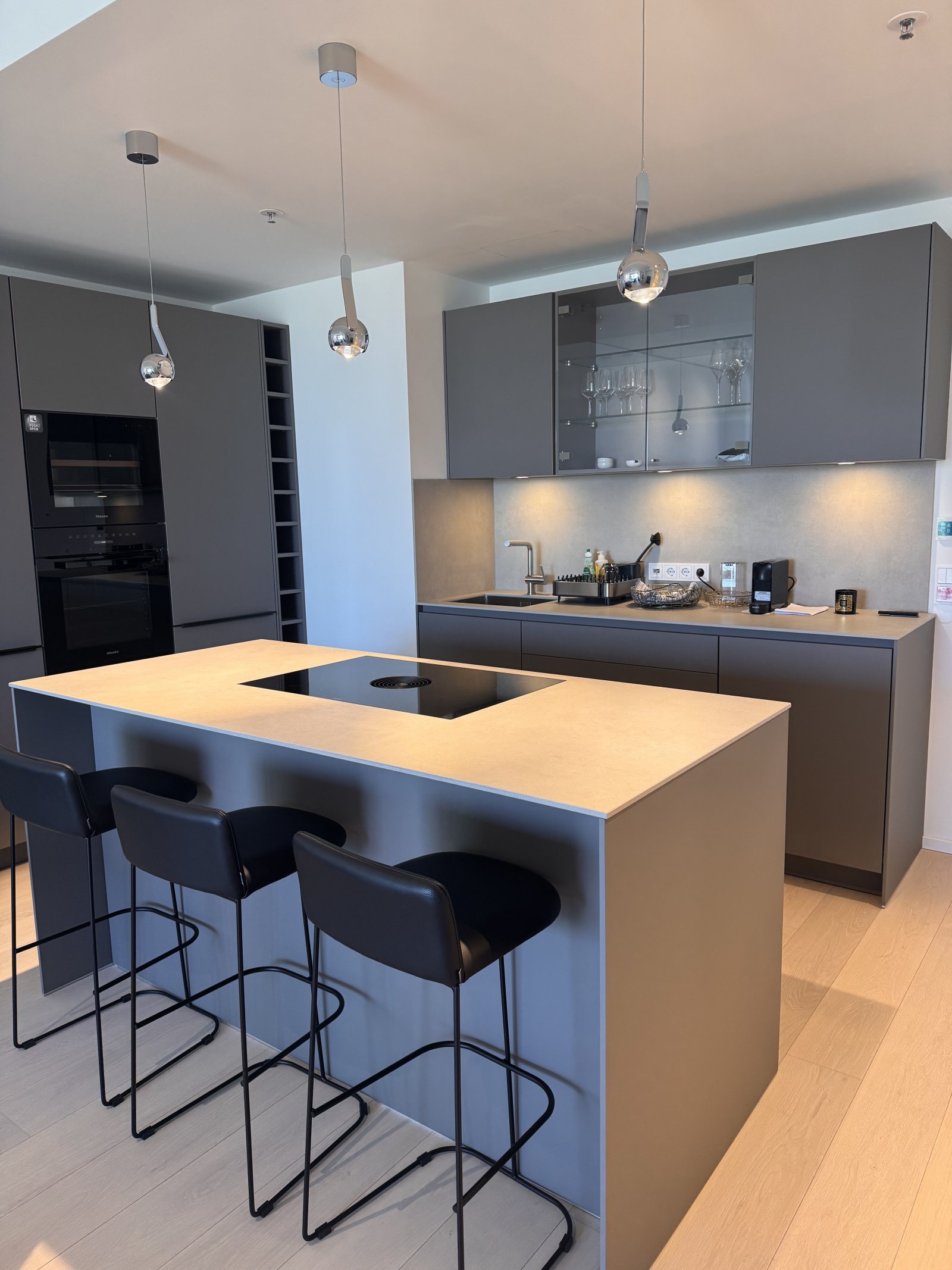 Exklusive 2-Zimmer-Wohnung im 27. Obergeschoss – voll möbliert mit Skyline-Blick