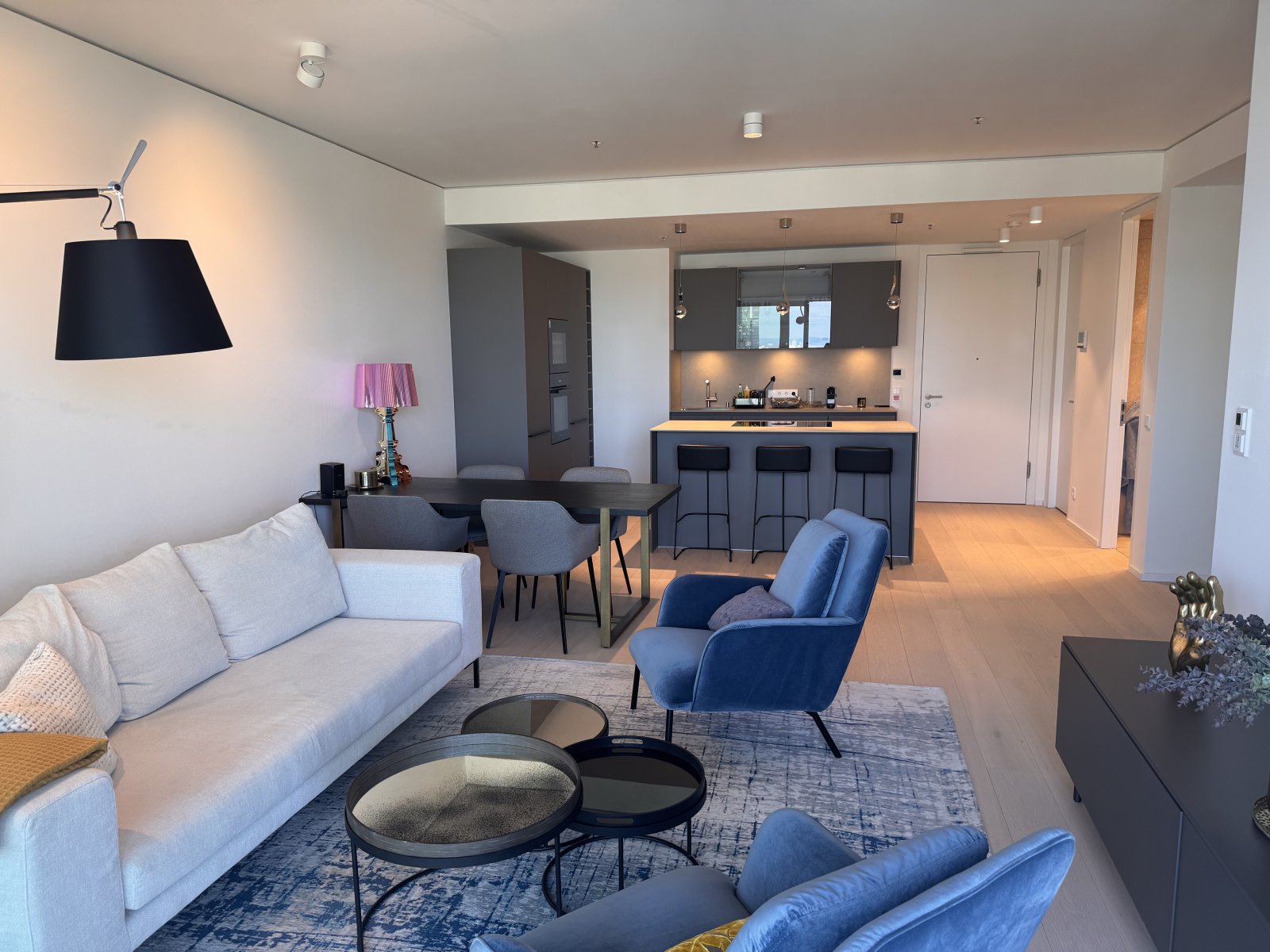 Exklusive 2-Zimmer-Wohnung im 27. Obergeschoss – voll möbliert mit Skyline-Blick