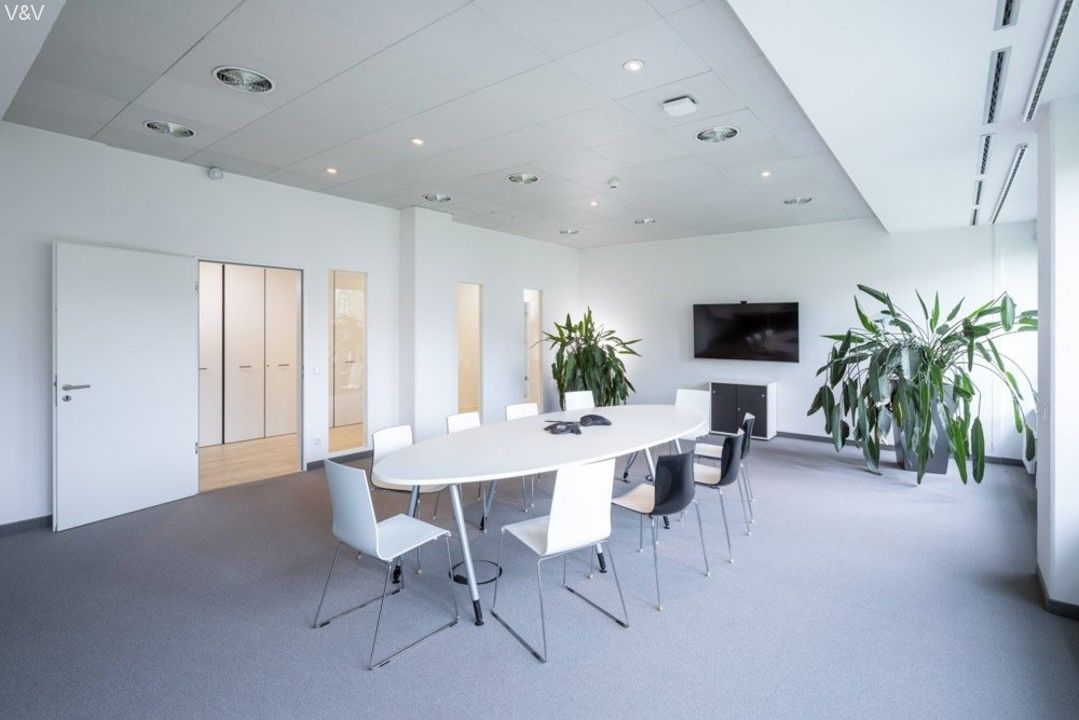 Modernes Bürogebäude mit Skylineblick