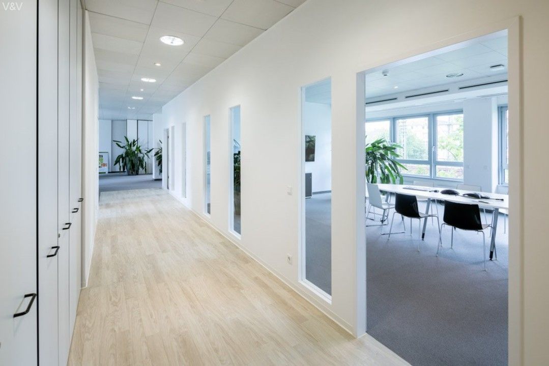 Modernes Bürogebäude mit Skylineblick