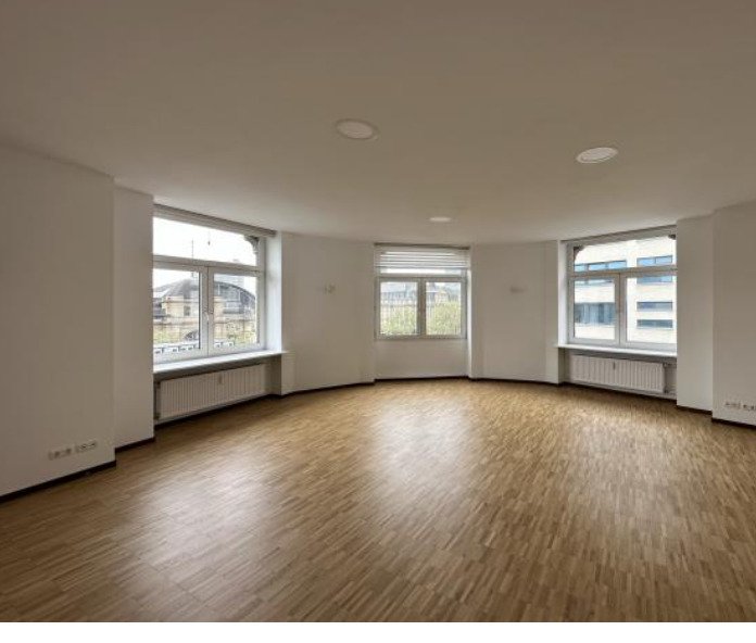 Repräsentative Altbauetage direkt am Hauptbahnhof