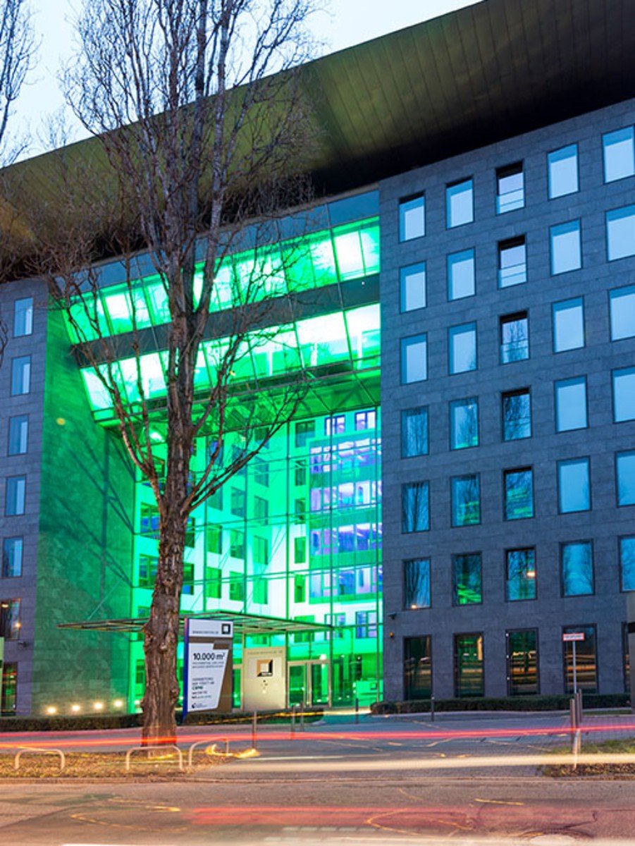 Repräsentatives Bürogebäude mit beeindruckendem Foyer