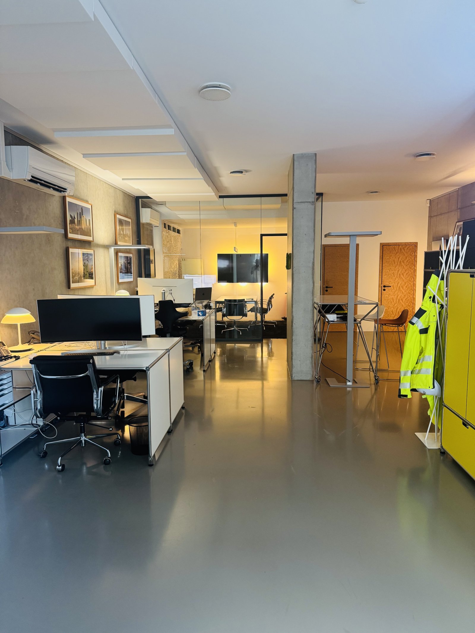 Komplett möbliertes, luxuriös ausgestattetes Büro