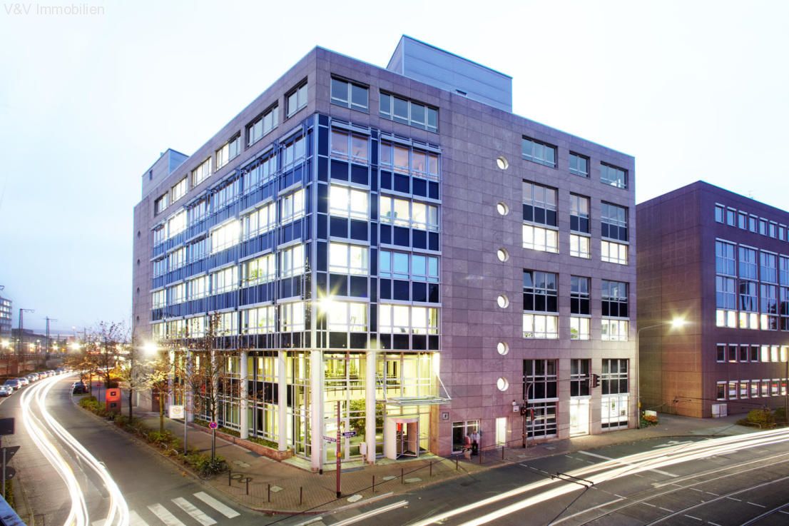 Modernes Bürogebäude mit Skylineblick
