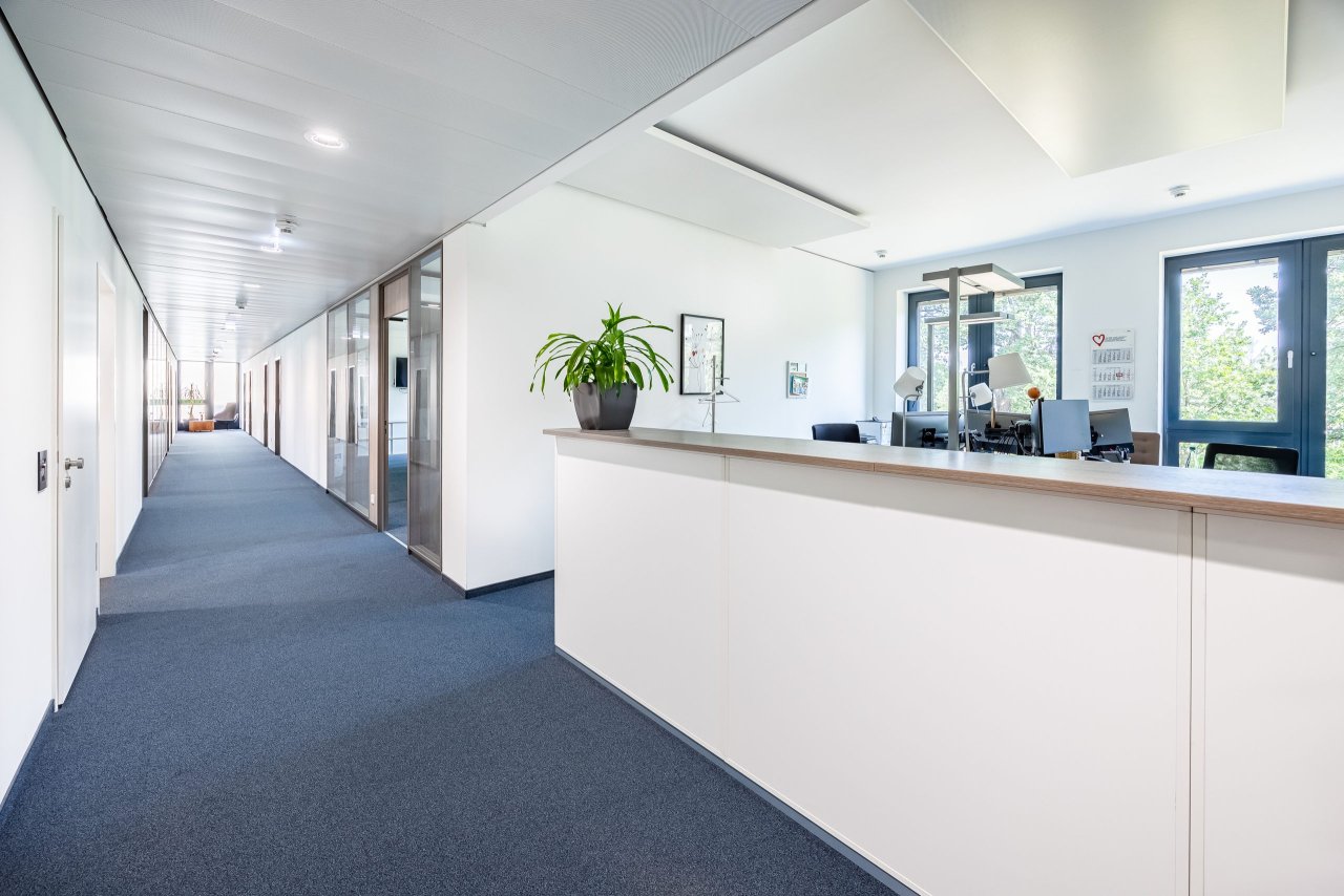 Empfang und Büroflur Empfang und Büroflur