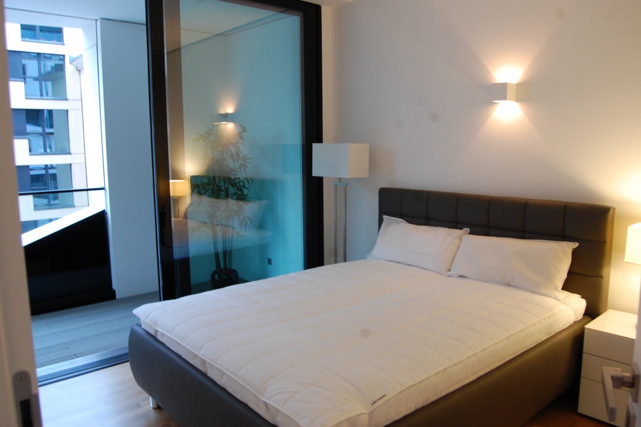 Lichtdurchflutetes Schlafzimmer mit bodentiefer Verglasung - Ihr Ruhepol in urbaner Architektur