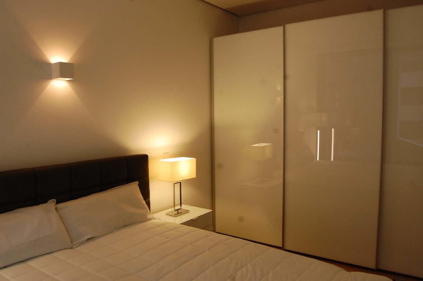 Exklusives Schlafzimmer mit Design-Einbauschrank und stimmungsvoller Beleuchtung Exklusives Schlafzimmer mit Design-Einbauschrank und stimmungsvoller Beleuchtung