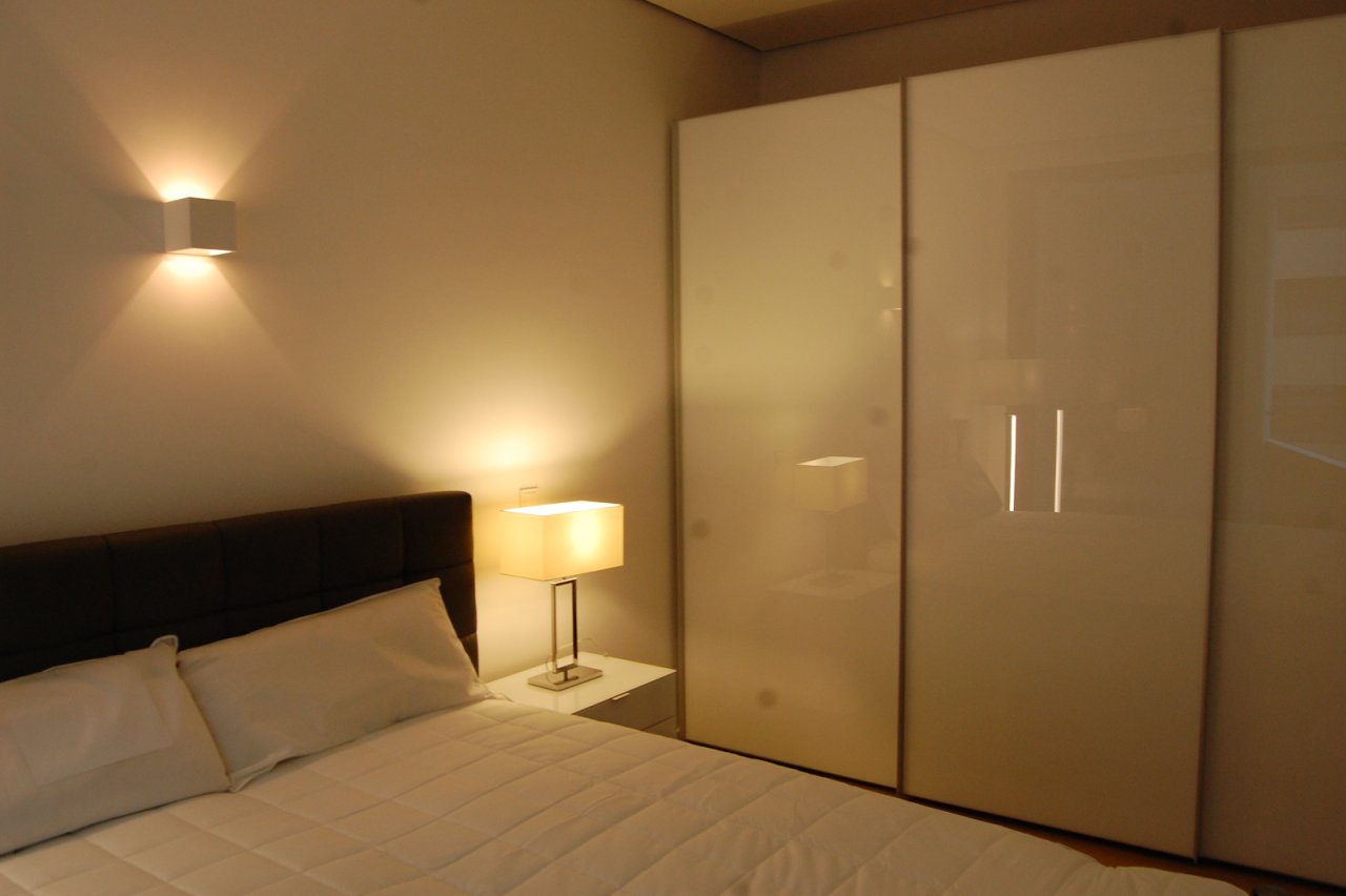 Exklusives Schlafzimmer mit Design-Einbauschrank und stimmungsvoller Beleuchtung