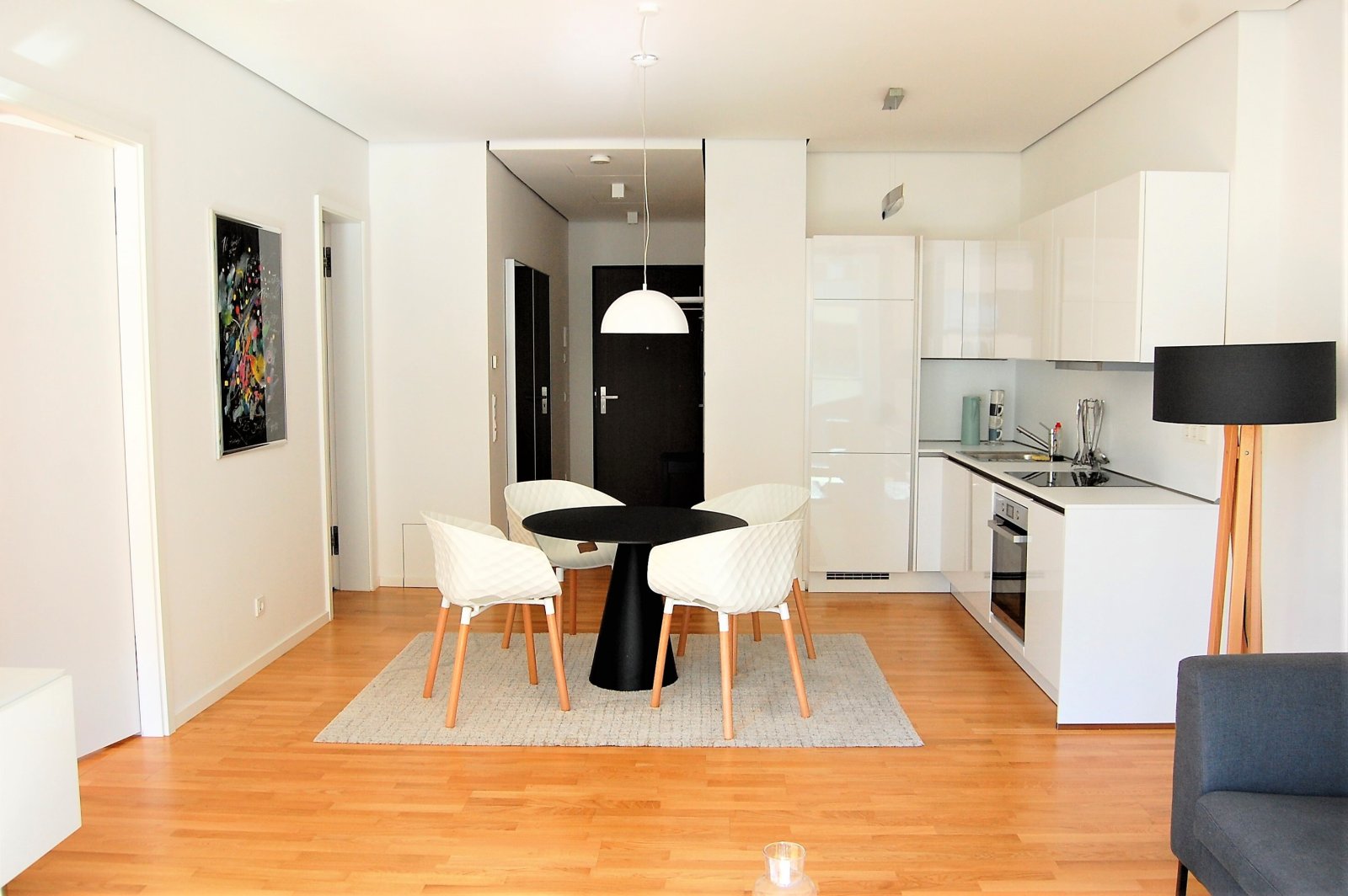 Lichtdurchflutete Wohnung mit durchdachter Raumaufteilung und hochwertiger Einbauküche Lichtdurchflutete Wohnung mit durchdachter Raumaufteilung und hochwertiger Einbauküche