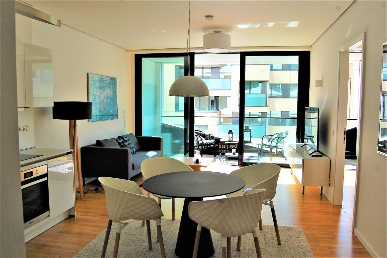 Lichtdurchflutetes Designerapartment mit Balkon - Moderne Wohneinheit mit perfekter Raumaufteilung und hochwertigem Küchenblock
