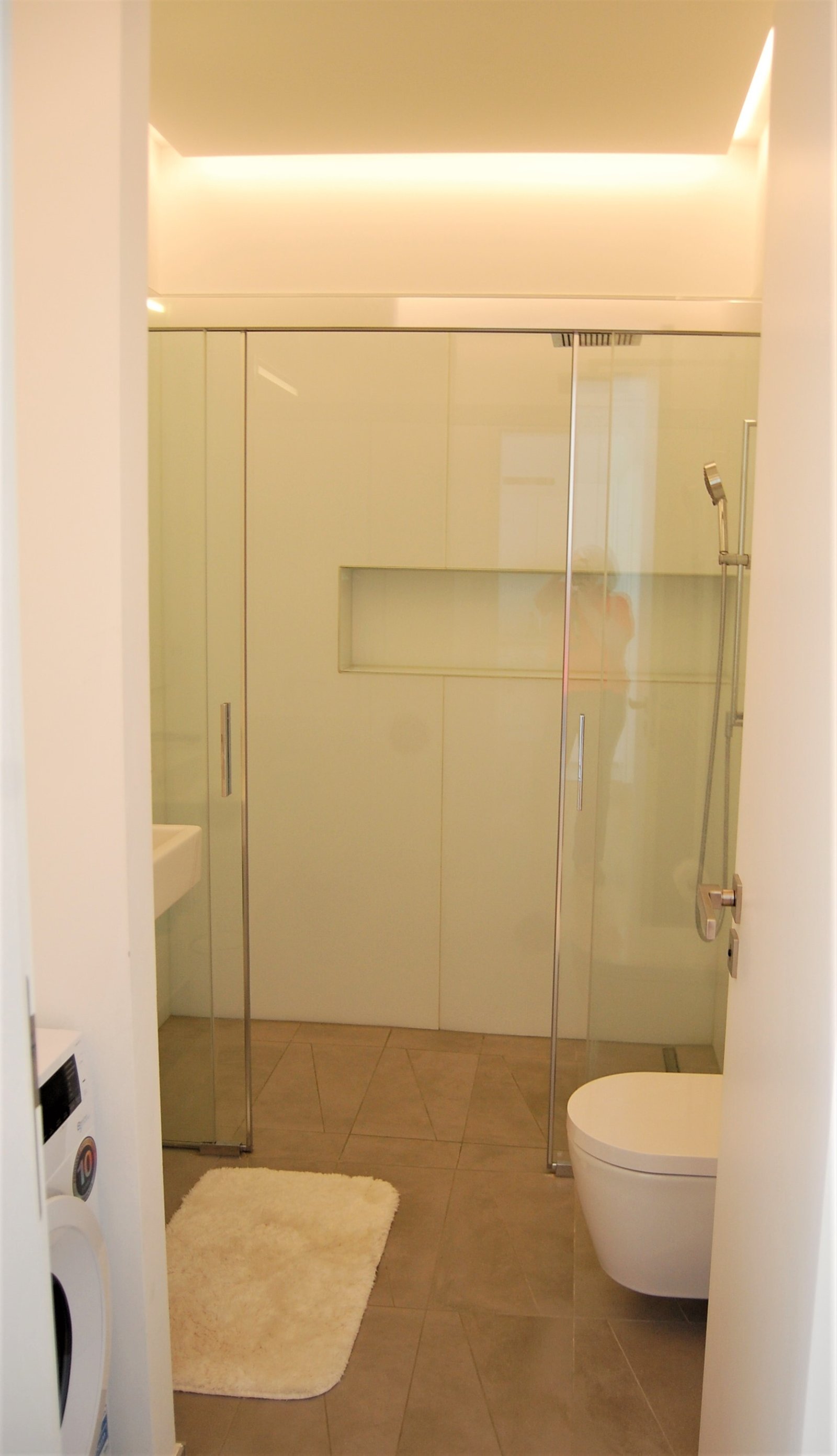 Dusche mit integrierter Wandnische und elegantem Glasdesign Dusche mit integrierter Wandnische und elegantem Glasdesign