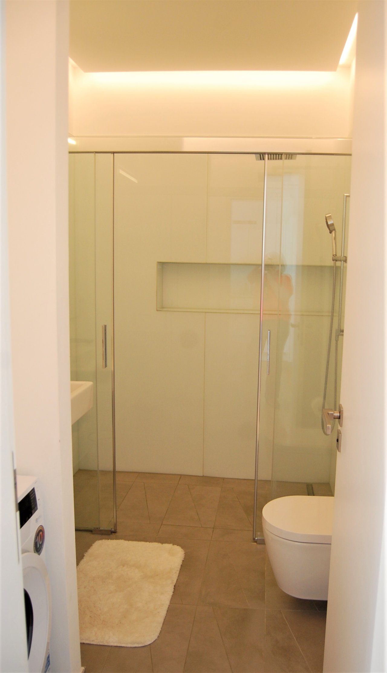Dusche mit integrierter Wandnische und elegantem Glasdesign