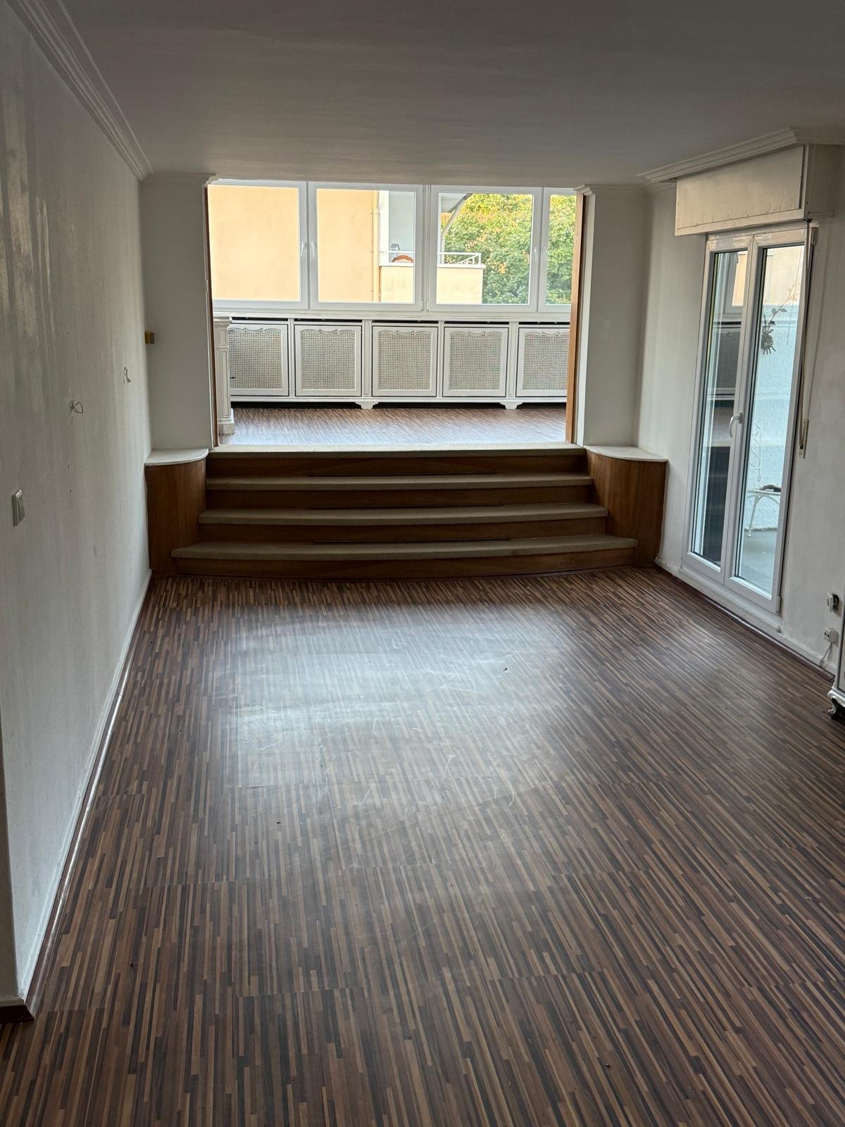 Lichtdurchfluteter Wohnbereich mit eleganter Ebenengestaltung und Balkonzugang - Moderne Raumarchitektur mit Wohlfühlfaktor! Lichtdurchfluteter Wohnbereich mit eleganter Ebenengestaltung und Balkonzugang - Moderne Raumarchitektur mit Wohlfühlfaktor!