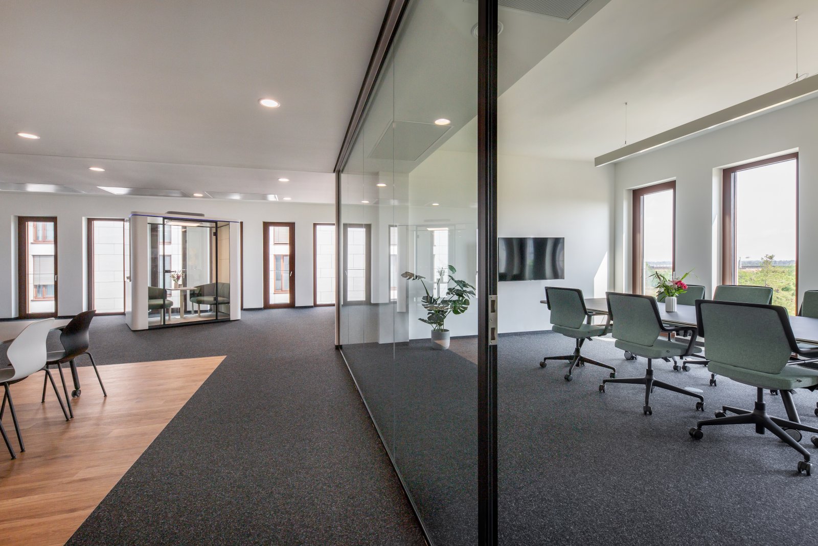 Flexibles Bürokonzept: Moderne Arbeitswelten mit transparenten Glastrennwänden und variabler Raumaufteilung Flexibles Bürokonzept: Moderne Arbeitswelten mit transparenten Glastrennwänden und variabler Raumaufteilung