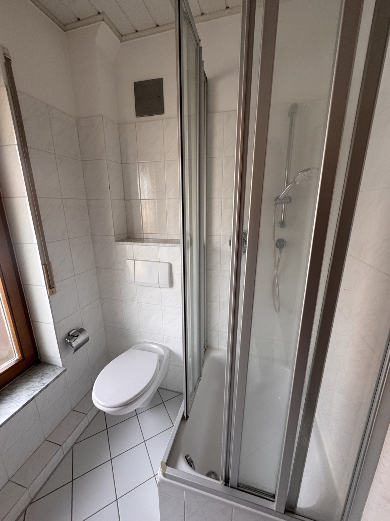 Modernes Duschbad mit bodengleicher Dusche und praktischer Raumaufteilung