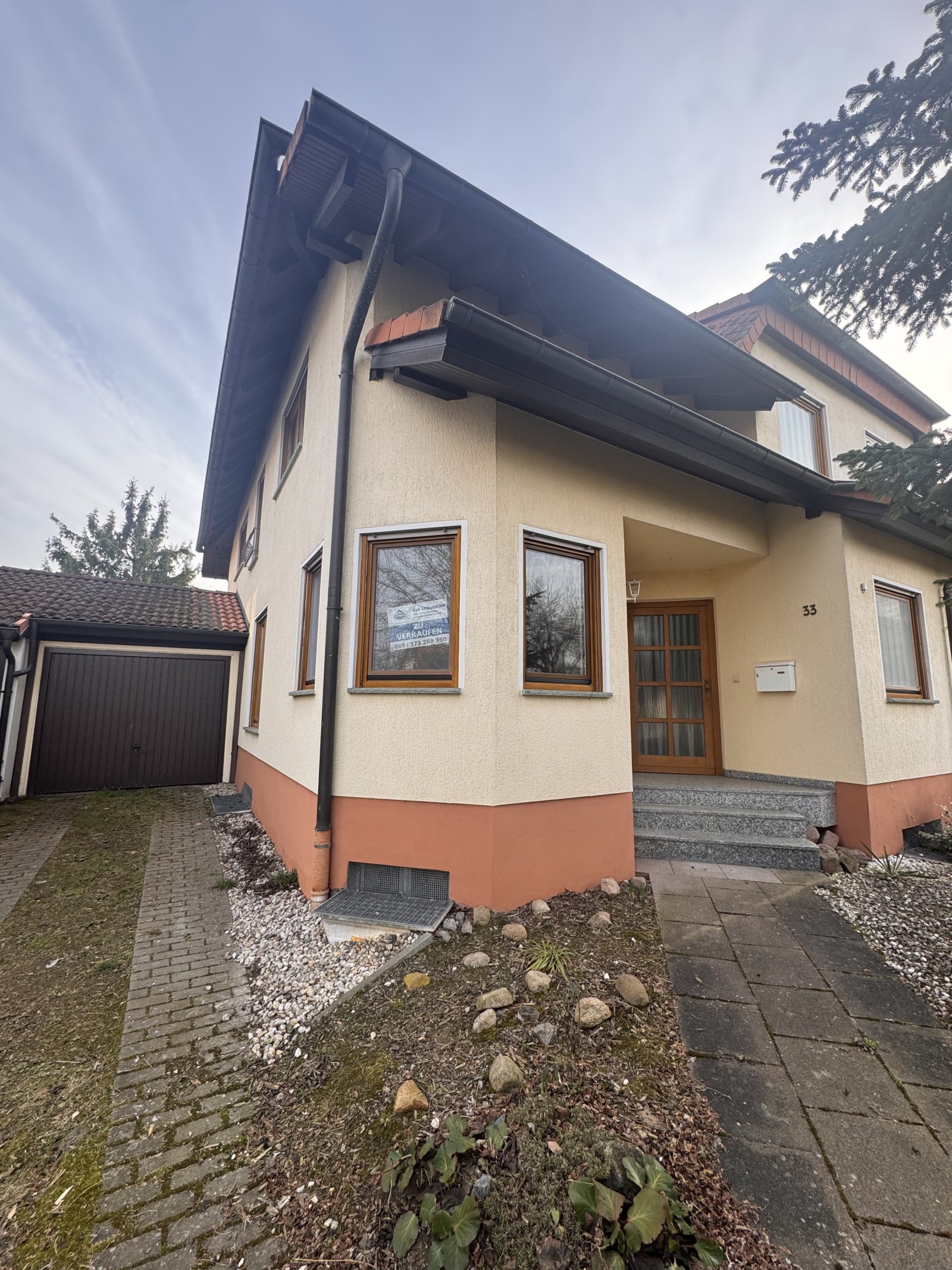 Modernes Einfamilienhaus mit durchdachtem Grundriss und integrierter Garage