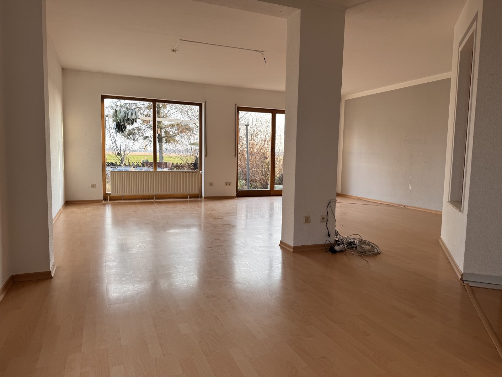 Lichtdurchfluteter Wohnbereich mit raumhohen Fenstern und offener Grundkonzeption