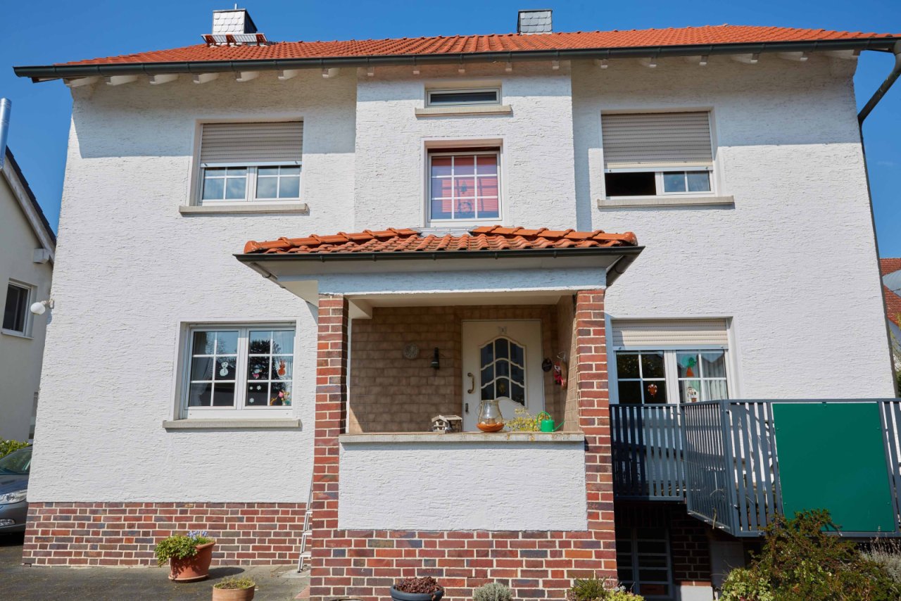 Klassisches Einfamilienhaus mit solider Ziegeldachkonstruktion und modernen Fensterelemente