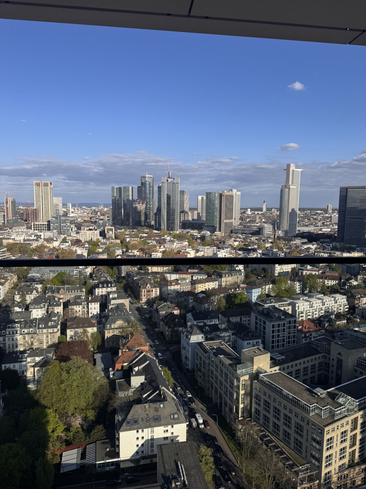 Spektakulärer Ausblick auf die Frankfurter Skyline vom privaten Balkon