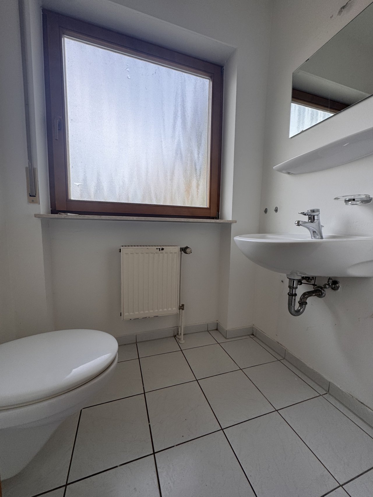 Funktionales Badezimmer mit zwei Waschbecken und großzügiger Fensterbelichtung