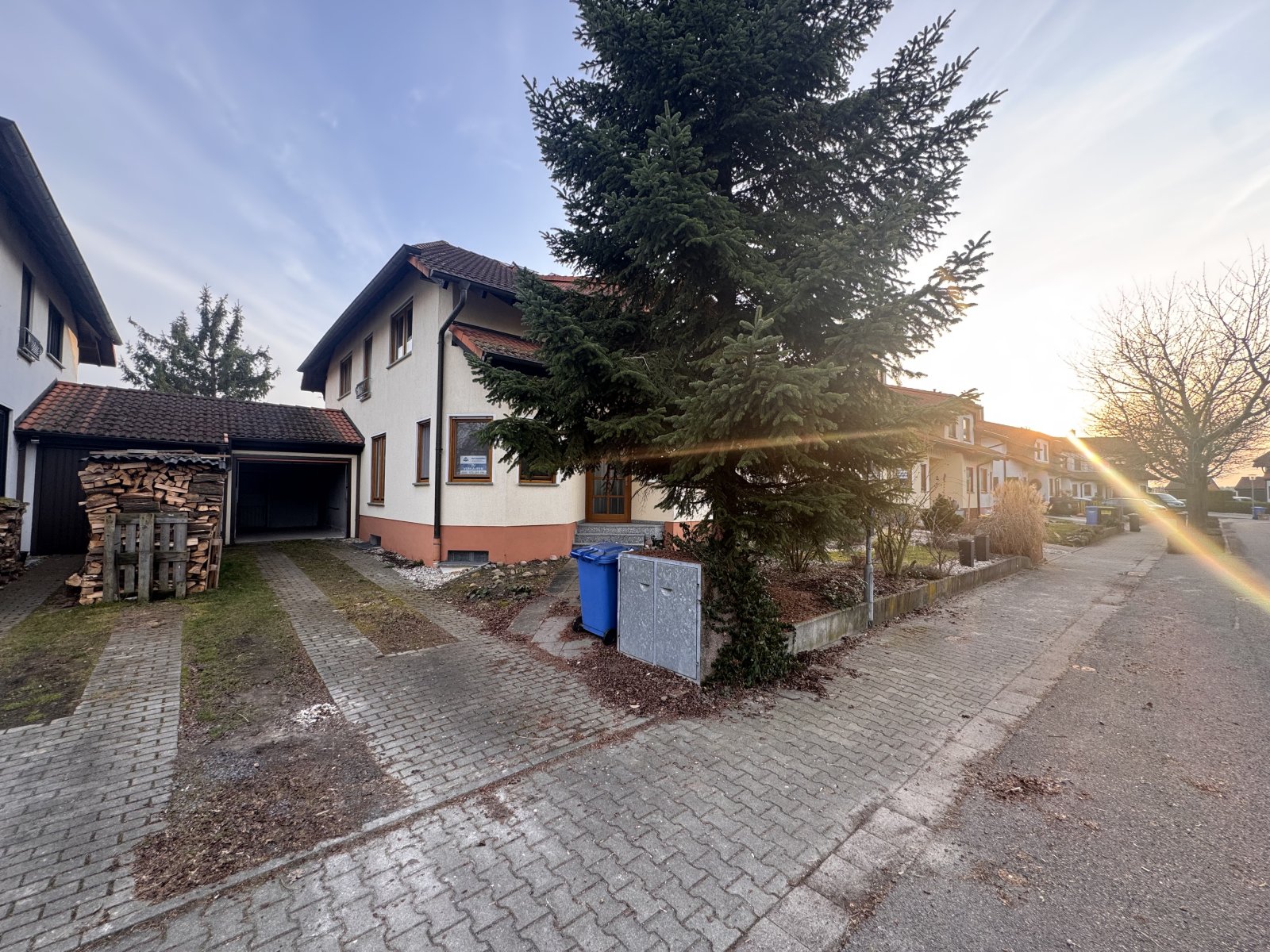Gepflegtes Einfamilienhaus mit integrierter Garage und ausreichend Stellplätzen