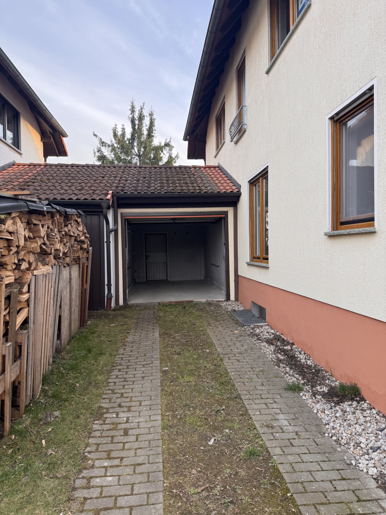 Praktische Zufahrt mit integrierter Garage und befestigtem Wegenetz